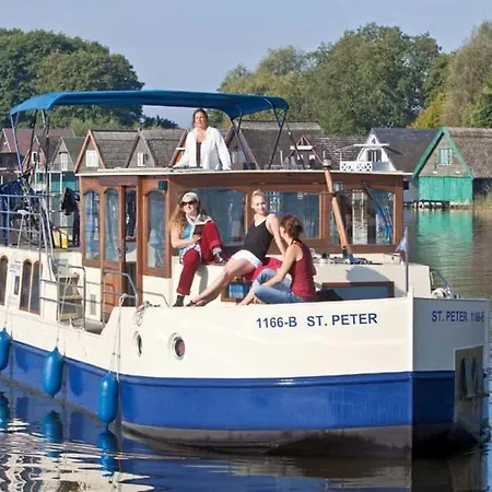 Boats & Yachts At Marina By Kuhnle-tours Hotel na wodzie 3*