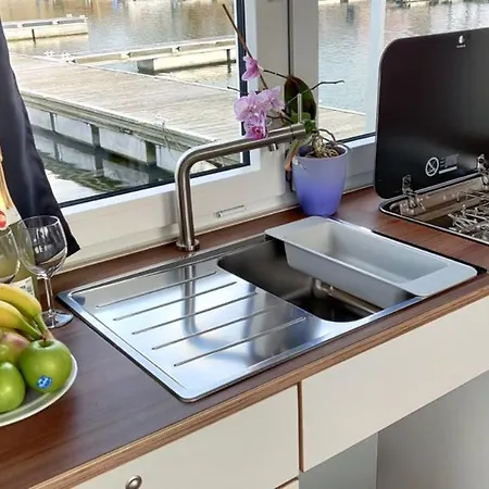 Bateau-hôtel Kuhnle-tours Hafendorf Mueritz