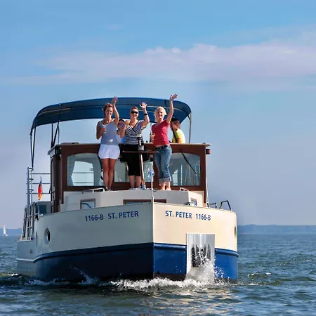 Boats & Yachts At Harbor By Kuhnle-tours Båthotell 3*