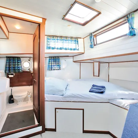 Boats & Yachts At Harbor By Kuhnle-tours Båthotell Rechlin