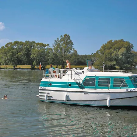 Båthotell Boats & Yachts At Harbor By Kuhnle-tours