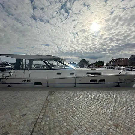 Boats & Yachts At Marina By Kuhnle-tours Hotel na wodzie 3*