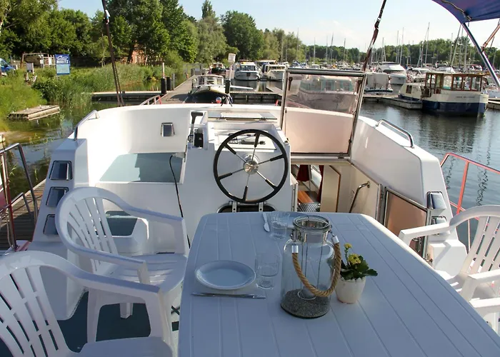 Boats & Yachts At Harbor By Kuhnle-tours بوتيل 3*