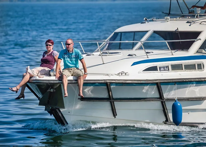 Boats & Yachts At Harbor By Kuhnle-tours بوتيل ريكلين